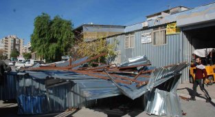 İzmir'de fırtına çatı uçurdu