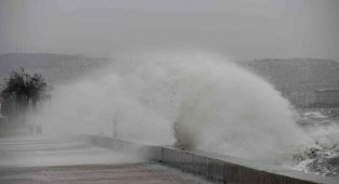 İzmir'de fırtına etkisiyle dalga boyu 5.5 metreye ulaştı