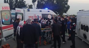 İzmir'de işçileri taşıyan iki midibüs çarpıştı: 5'i ağır 45 yaralı