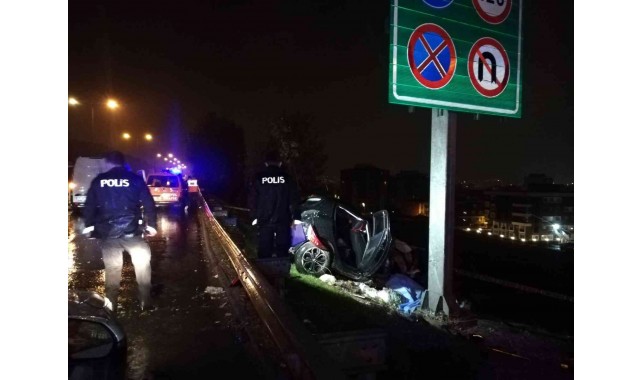 İzmir'de kaza sonrası hurdaya dönen aracın sürücüsü hayatını kaybetti