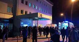 İzmir'de minibüs traktör römorkuna çarptı: 3 yaralı