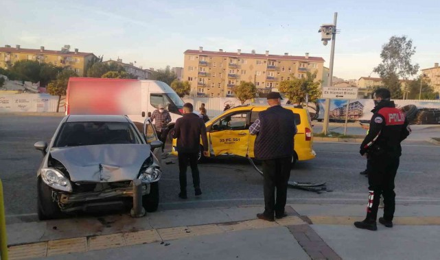 İzmir'de ticari taksi ile otomobil çarpıştı: 4 yaralı