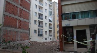 Karşıyaka'daki 2 binaya halen girilemiyor