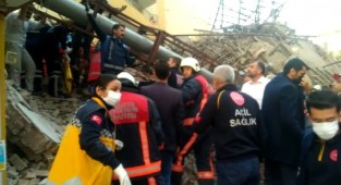 Malatya'da bina çöktü, enkaz altında kalanlar var