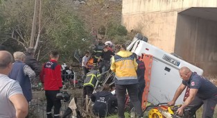 Öğrenci servisi dere yatağına uçtu