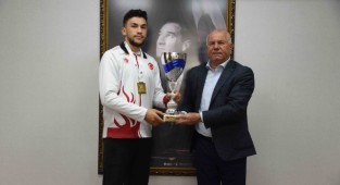 Şampiyon Samed kupayı Karakayalı'ya getirdi