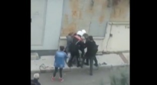 İzmir'de tepki çeken görüntüler! Polis vatandaşı darp etti