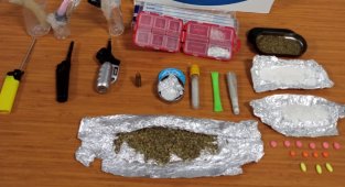 Uyuşturucu satıcısı, okul önünde yakalandı