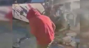 Yolcu otobüsü eve çarptı: 19 ölü, 30 yaralı 