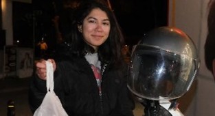 22 yaşındaki genç kız hem öğrenci, hem de kurye!