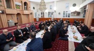 AKP’li başkan cami içinde çorba dağıttı, müftü ‘mekruh’ demedi