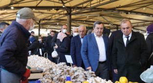 Başkan Batur'dan pazar ziyareti