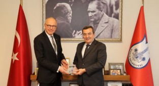 Başkan Batur, İsveç Büyükelçisi’ne Konak’ı anlattı