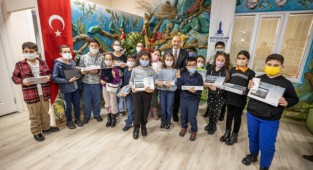 Başkan Soyer'den çocuklara yeni yıl sürprizi