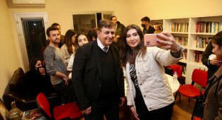 Başkan Tugay, duyarlı gençlerle buluştu 