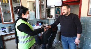 Bayraklı Belediyesinden berberlere can suyu