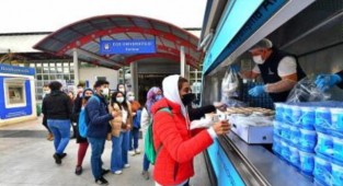 Büyükşehir'den öğrencilere sıcak yemek