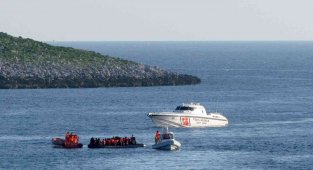 Çeşme açıklarında 52 göçmen kurtarılırken, 29 göçmen yakalandı