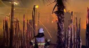 Çeşme'de yıldırım düşmesi sonucu bir iş yerinde yangın çıktı