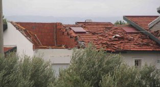  Çeşme'yi hortum vurdu: 20 evin çatısında hasar var