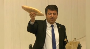 CHP'li Tutdere meclis kürsüsünden ekmek ve kuru soğan gösterdi 