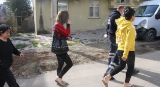 Eski sevgilisinin evini benzin döküp ateşe verdi 