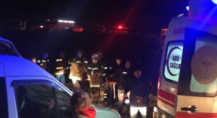 Fabrika işçilerini taşıyan minibüs köprü inşaatına uçtu: 5 yaralı