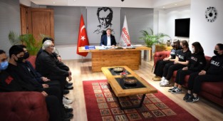 Genç sporculardan Başkan İduğ’a  ziyaret