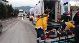 İşçi servis minibüsü temizlik kamyonu ile çarpıştı: 8 yaralı 