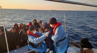 İzmir açıklarında 102 düzensiz göçmen kurtarıldı