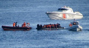 İzmir açıklarında 29 göçmen yakalandı