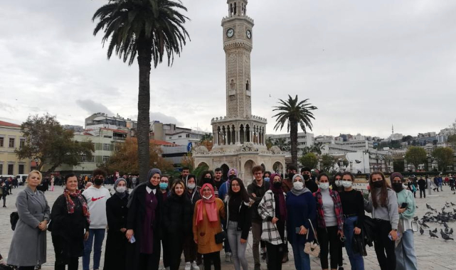 İzmir Büyükşehir Belediyesi “Gençlere Kucak Açıyor”