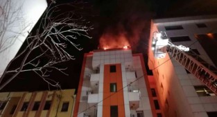 İzmir'de 5 katlı otelde yangın paniği, müşteriler tahliye edildi