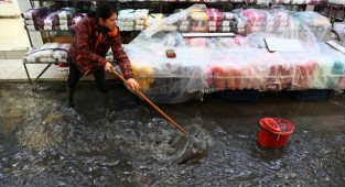 İzmir'de iş yerlerini su bastı!
