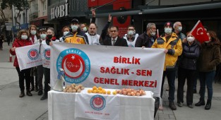 İzmir'de sağlık çalışanlarından 'patates, soğan, limon' eylemi