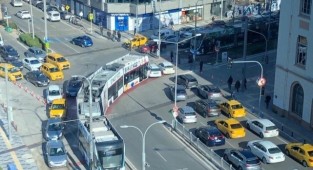 İzmir'de tramvay araçla çarpıştı! Trafik kilitlendi