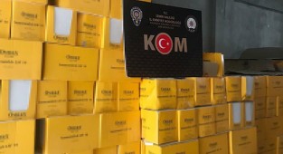 İzmir'de, Türkiye'de satışı olmayan 16 bin güneş kremi ele geçirildi 
