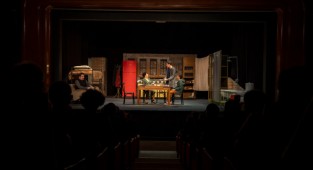 İzmir Şehir Tiyatroları seyirci karşısında 