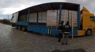 İzmir'de Cumhuriyet tarihinin en büyük kaçak nargile tütünü operasyonu: 42 ton ele geçirildi!