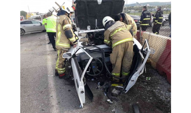 İzmir'de feci kaza: Otomobil ikiye bölündü, 4 kişi yaralandı