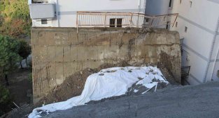 İzmir'de istinat duvarı apartmanın üzerine böyle yıkıldı!