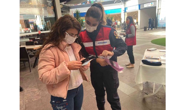 İzmir'de jandarma ekipleri kadınlara KADES uygulamasını anlattı