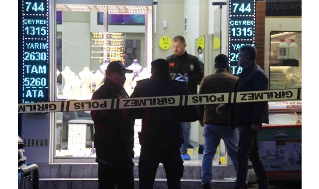 İzmir'de kuyumcuyu silahla vurup altınları çalan şüpheli yakalandı