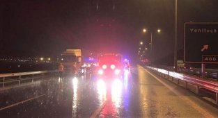 İzmir'de otomobil tırın dorsesine çarptı: 1 ölü