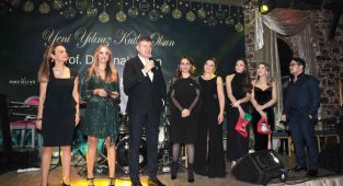 İzmir'de sağlık çalışanları yılbaşı yemeğinde buluştu