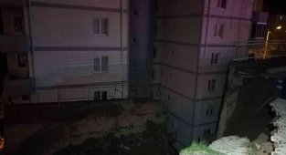 İzmir'de sitenin istinat duvarı yıkıldı: 88 daire tahliye edildi