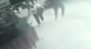 Yoldan geçen kadına yumruk attı, yoluna devam etti