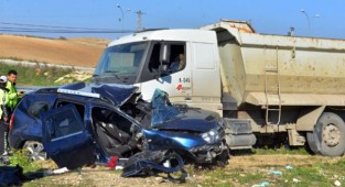 Kamyonla çarpışan otomobildeki çift öldü 