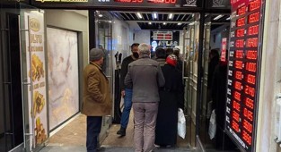 Kurdaki düşüş sonrası döviz büroları önünde hareketlilik