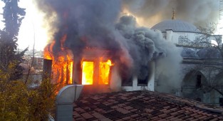 Kuşadası’nda tarihi konak alev alev yandı